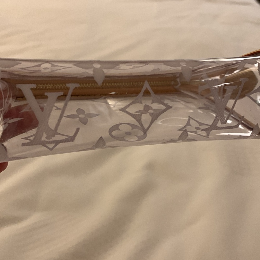 Absolutely stunning rare clear cosmetic Louis Vuitton case with LV logo,limited - Picture 14 of 17